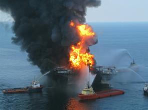 Deepwater_Horizon_offshore_drilling_unit_on_fire
